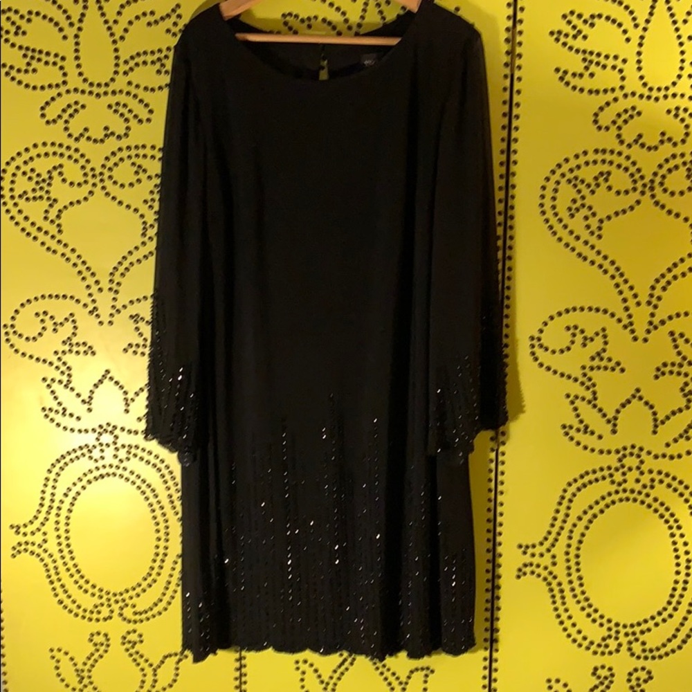 Black evening cocktail dress. Xscape woman 16w.